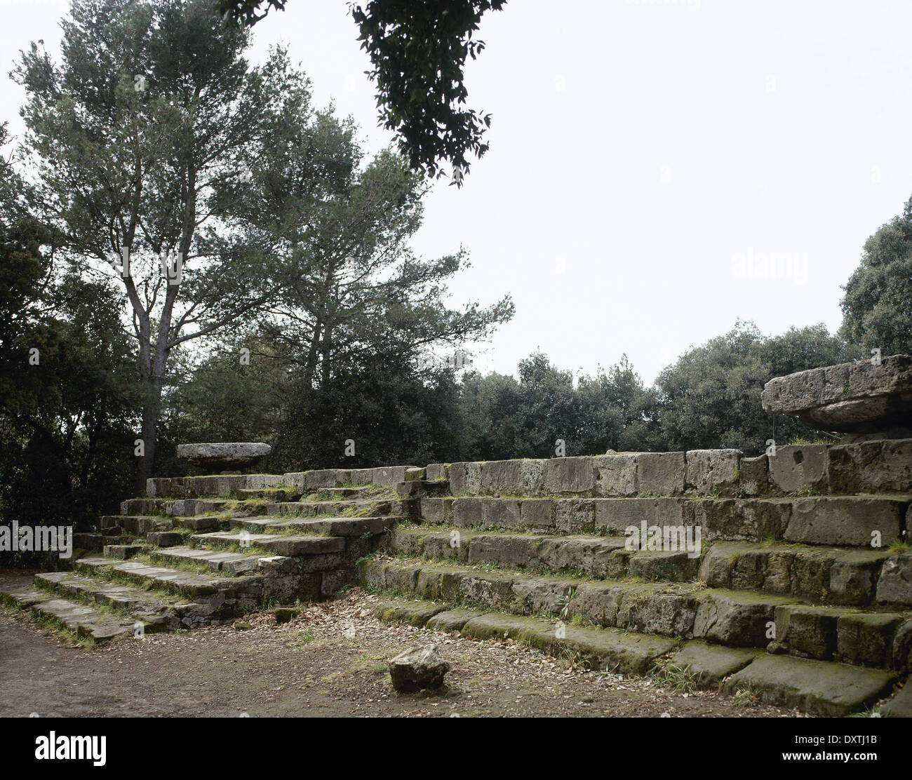 Pompéi. Forum triangulaire. Ruines du temple dorique. 6ème siècle avant JC. Base et stands. Banque D'Images