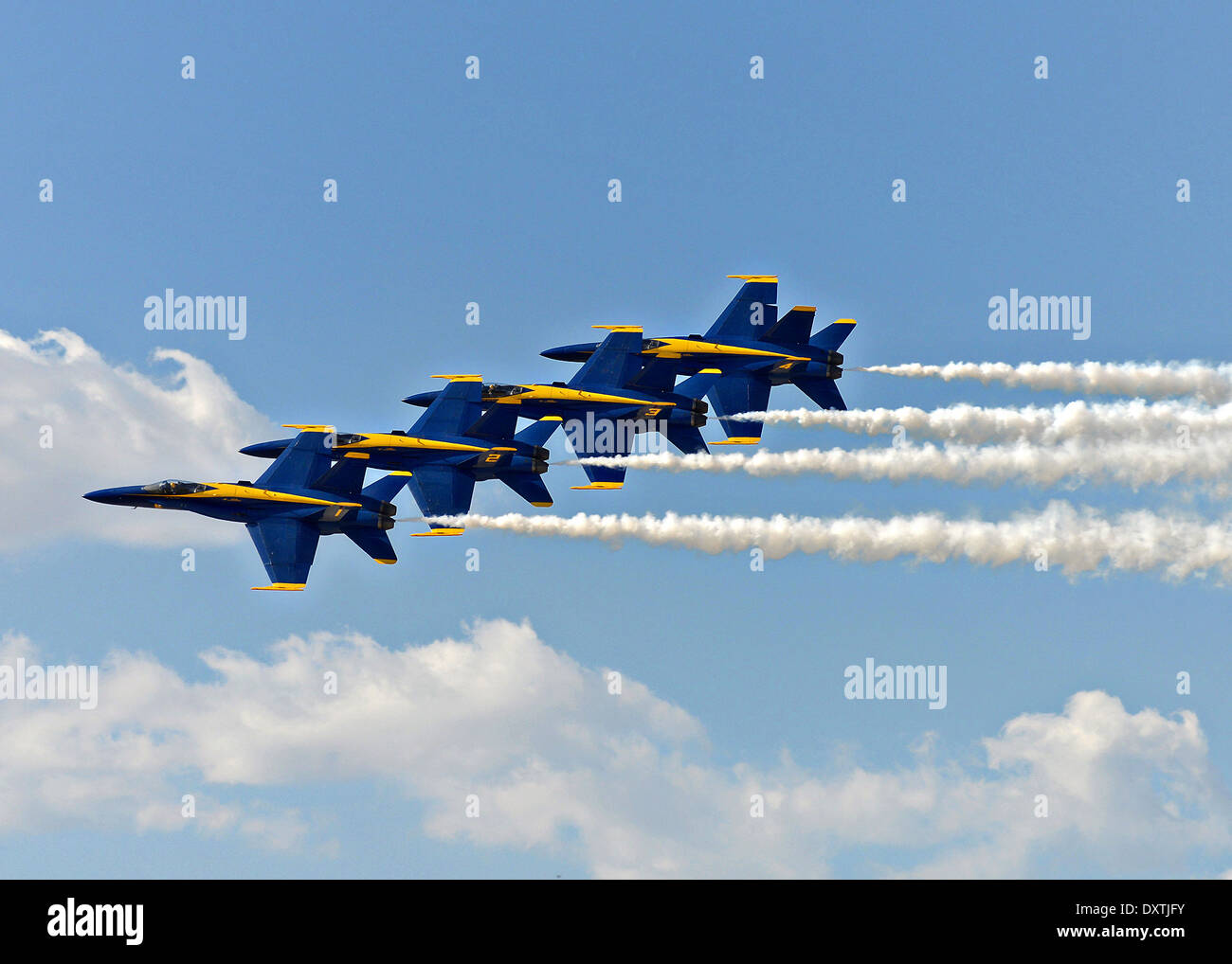 L'escadron de démonstration en vol de l'US Navy, les Blue Angels, effectuer la Double Farvel au cours de la Los Angeles County Airshow 22 Mars, 2014 à Lancaster, CA. Banque D'Images