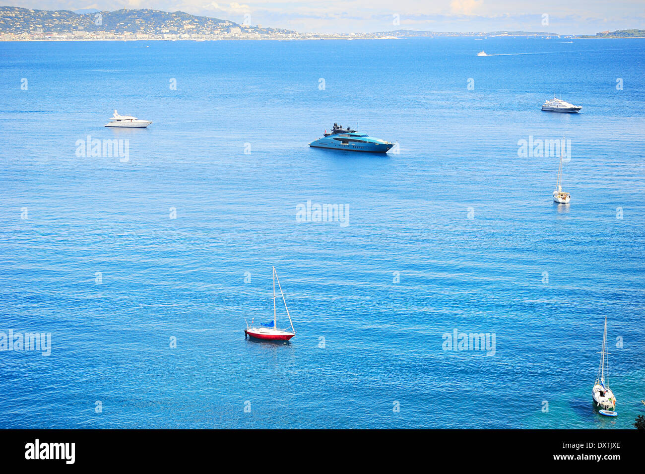 Yachts et bateaux dans la baie de la mer. D'azur, Côte d'Azur ou Côte d Azur, Provence, France Banque D'Images
