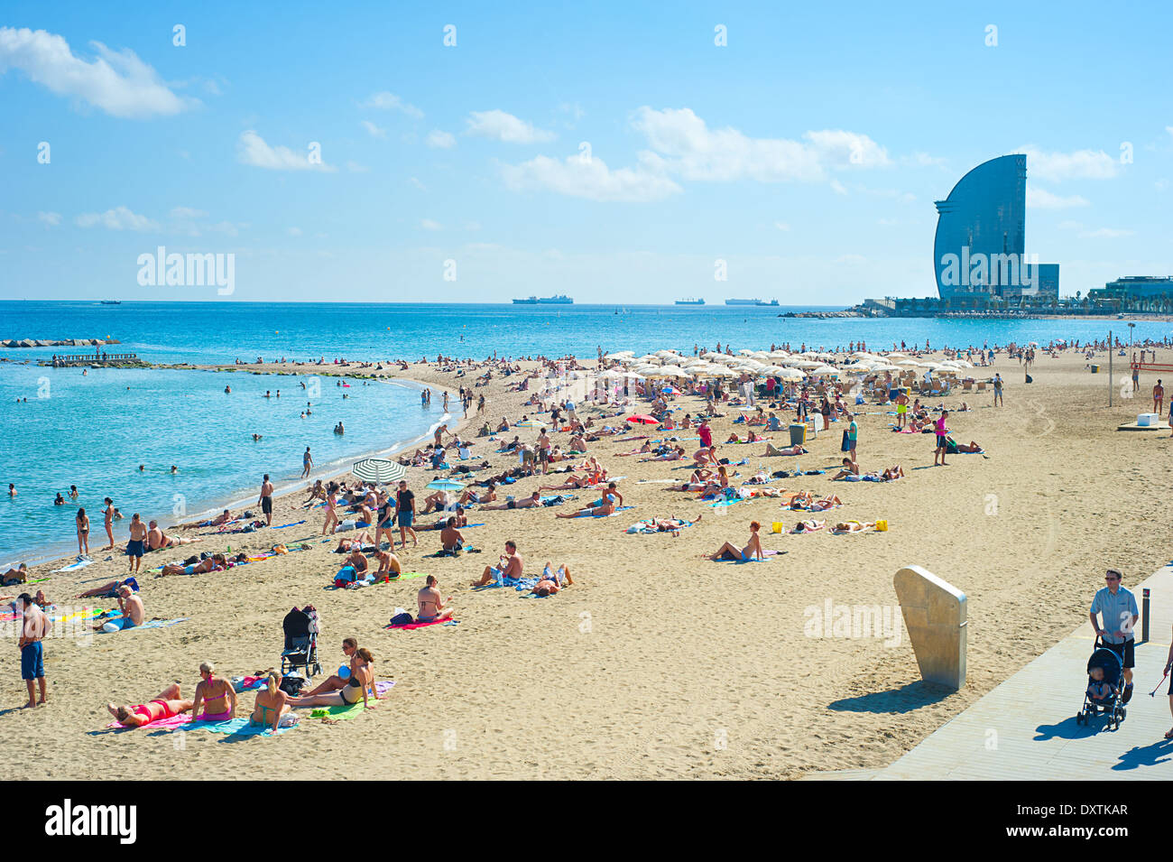 Les gens à la Barcelona City beach. 400 mètres de long, c'est l'une des 10 meilleures plages urbaines du monde. Banque D'Images