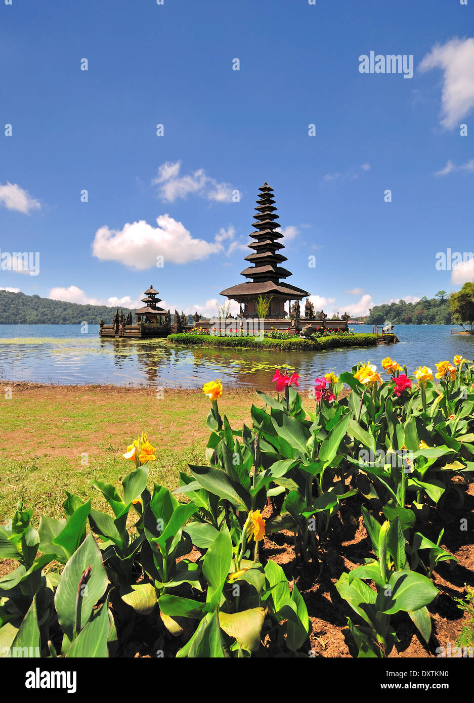 Temple flottant ou Pura Ulun Danu temple sur un Lac Beratan. Bali Indonésie Banque D'Images