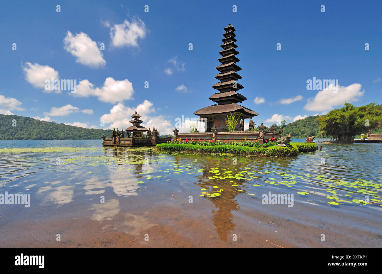 Temple flottant ou Pura Ulun Danu temple sur un Lac Beratan. Bali Indonésie Banque D'Images