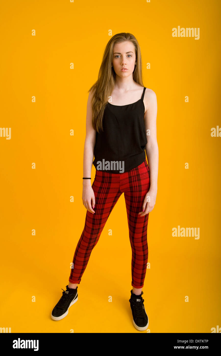 Portrait of a young girl wearing leggings tartan. Banque D'Images