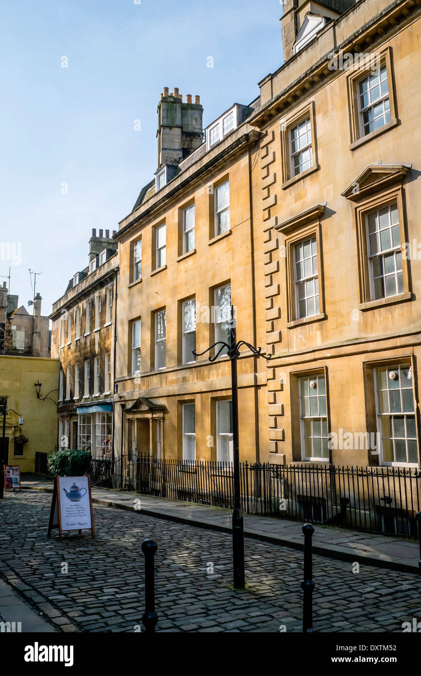 Une scène de rue typique dans la belle ville de Bath dans le Somerset, Angleterre, Royaume-Uni, Europe. Banque D'Images