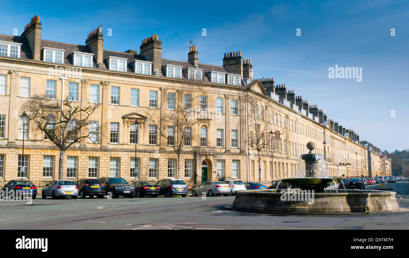 Vue d'une fontaine dans le centre de Laura lieu dans la belle ville de Bath dans le Somerset, England, UK. Banque D'Images