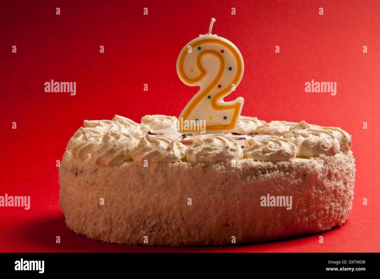 Gateau D Anniversaire Avec Une Bougie Nombre 2 Ans Photo Stock Alamy