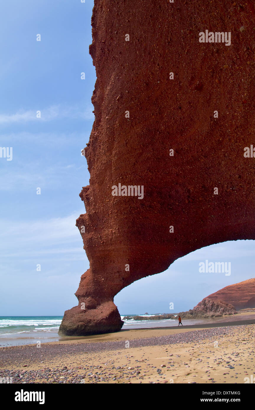 D'énormes arches sur la côte nord-africaine. Le Maroc. Banque D'Images