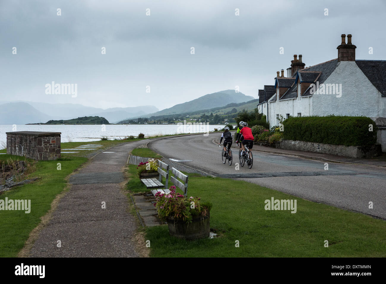 Trois coureurs prendre sur la plus longue route en montée Lochcarron, Ecosse Banque D'Images