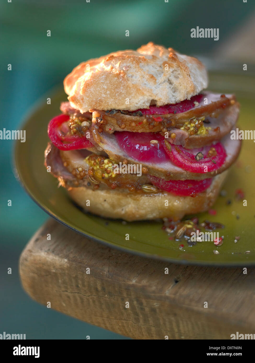 Rôti de porc fumé, oignon rouge et moutarde traditionnelle burger Banque D'Images