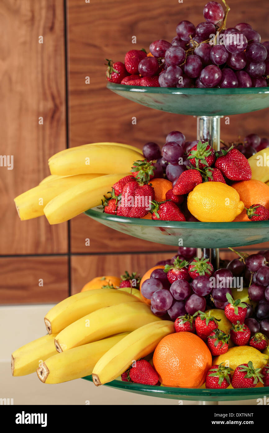 Fruits frais dans un cake stand Banque D'Images