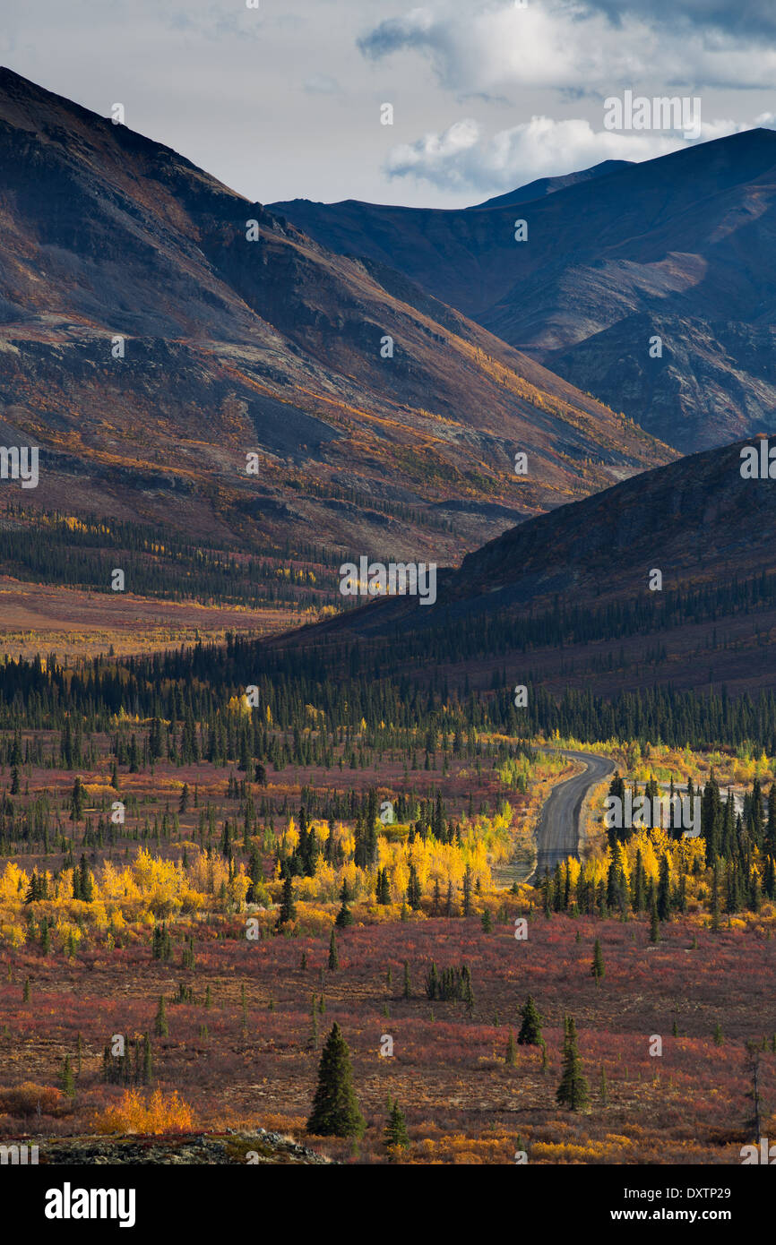 L'autoroute Dempster dans le parc territorial Tombstone, Yukon, Canada Banque D'Images