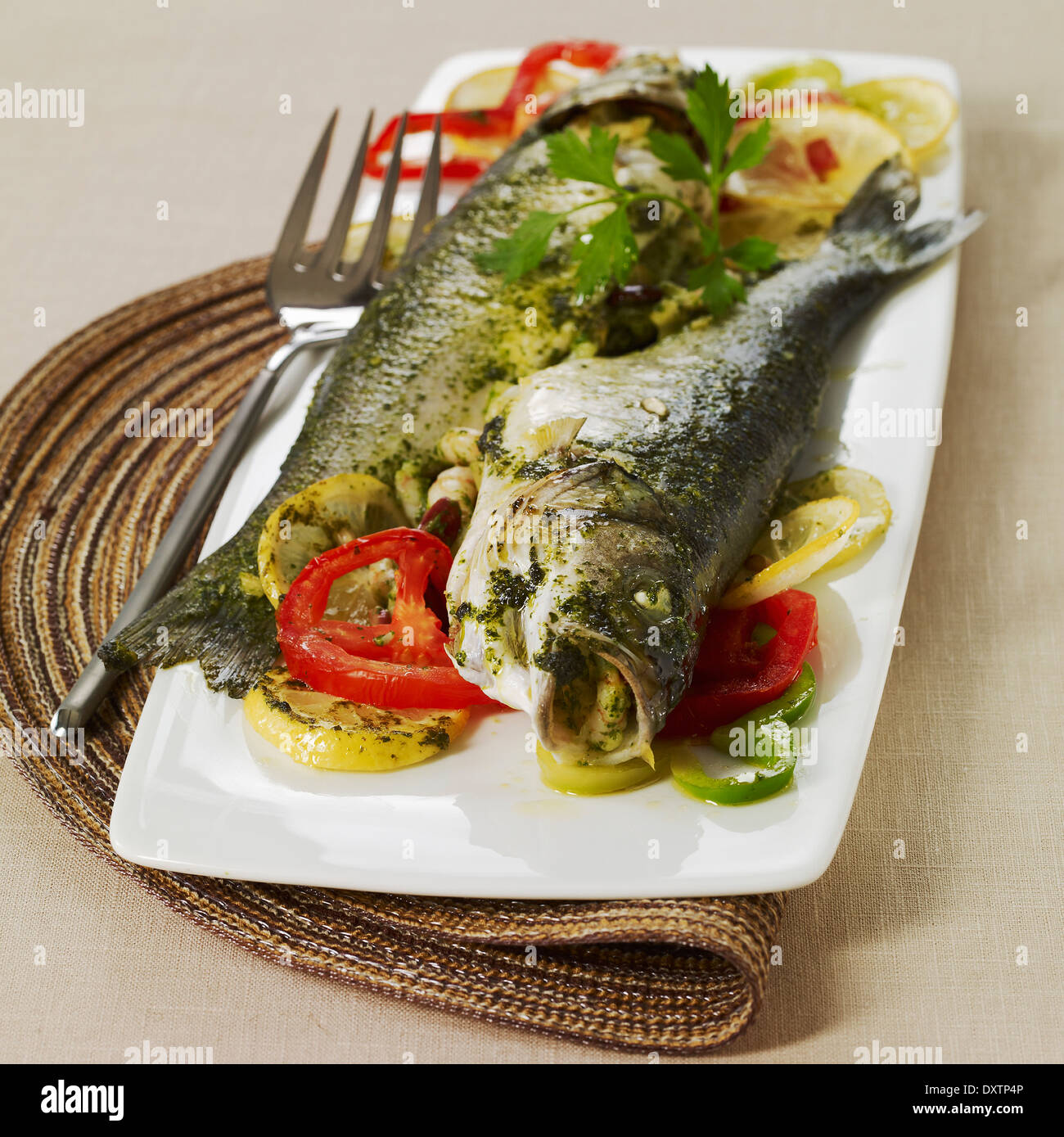 Bass farcies avec du citron, tomates et poivrons Banque D'Images