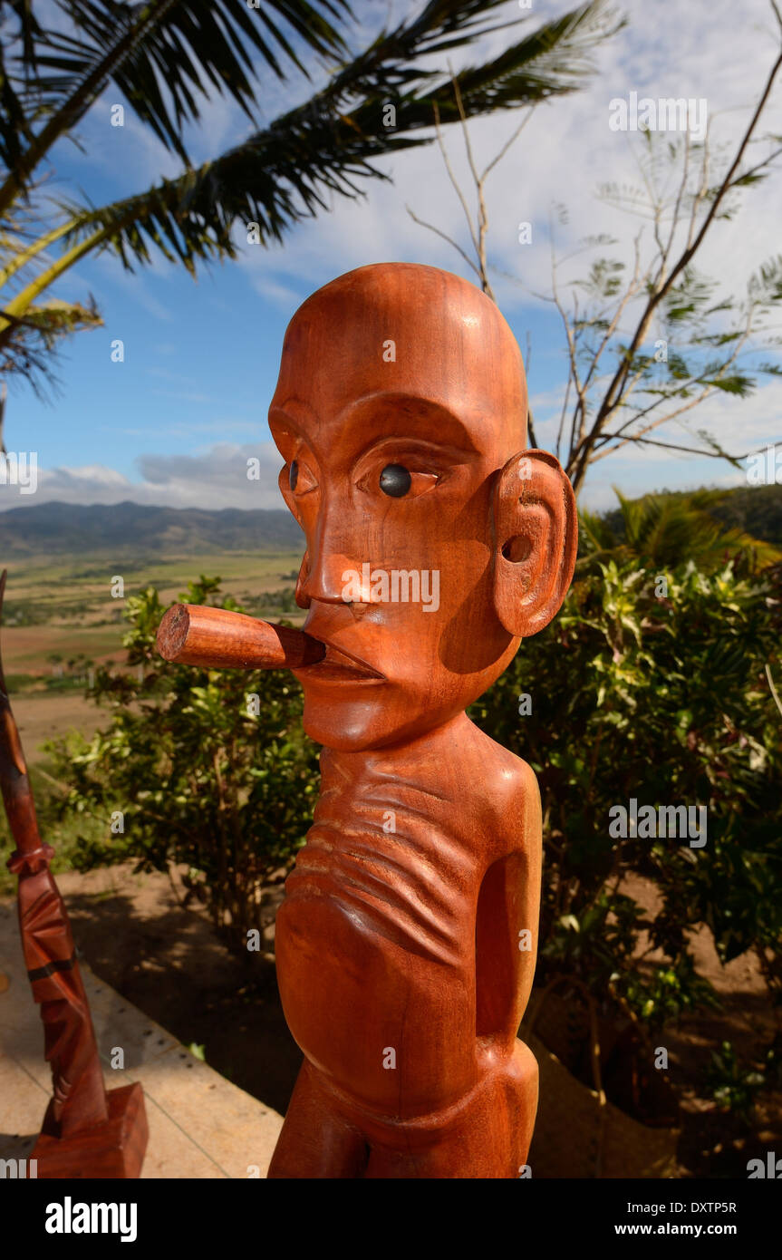 Souvenirs en bois d'un cigare à côté de l'homme vue panoramique de la Valle de los Ingenios derrière. La vallée de moulins à sucre. Cuba Banque D'Images