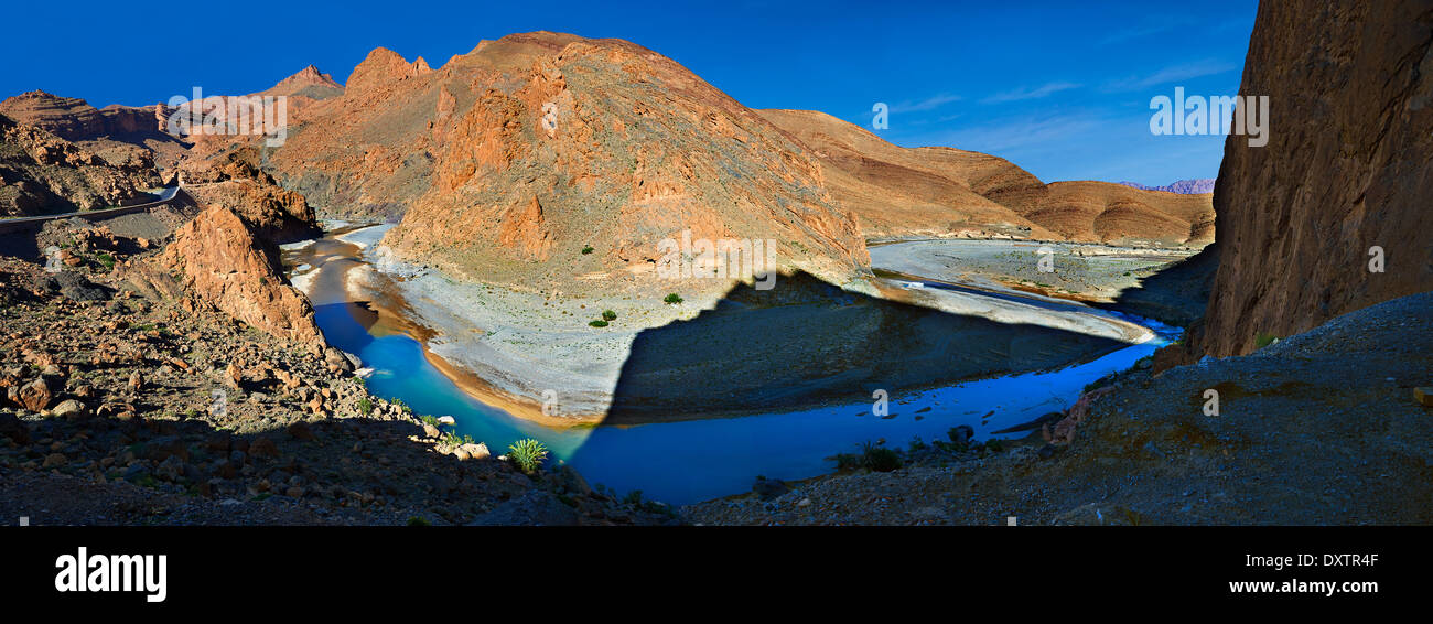 La rivière coupe Ziz son chemin à travers une gorge dans les montagnes de l'Atlas près du Tunnel Legionaires, Maroc Banque D'Images