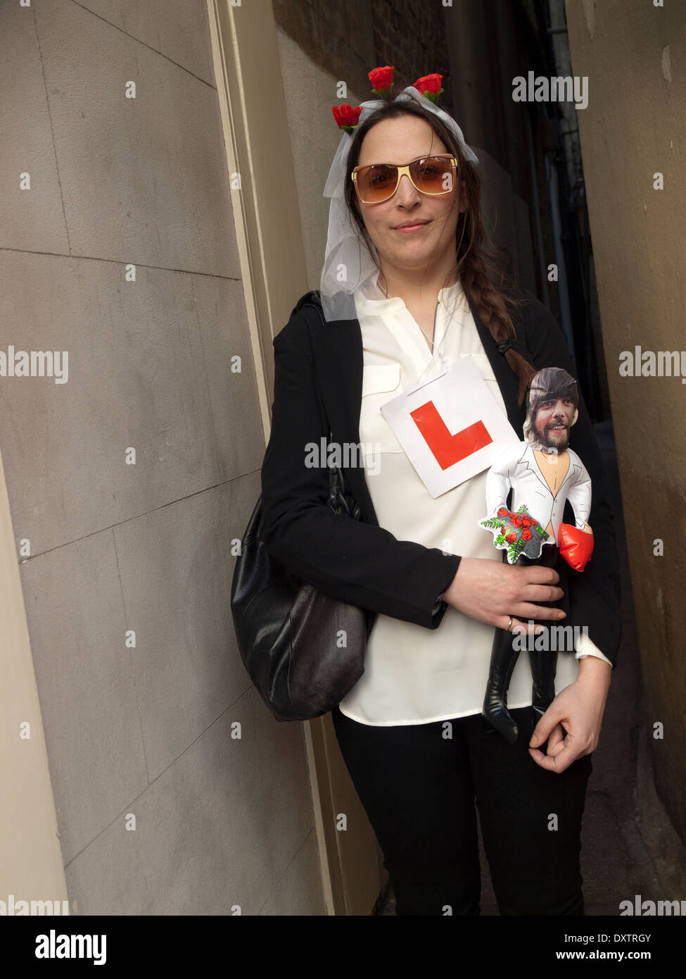 Une jeune femme à Brighton, bientôt d'être mariés, est titulaire d'une effigie de son futur mari Banque D'Images