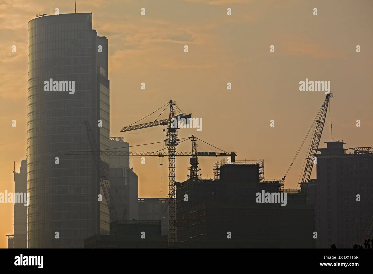 Silhouette d'un bâtiment en construction, à l'extrémité sud du Bund, à Shanghai, en Chine. Banque D'Images