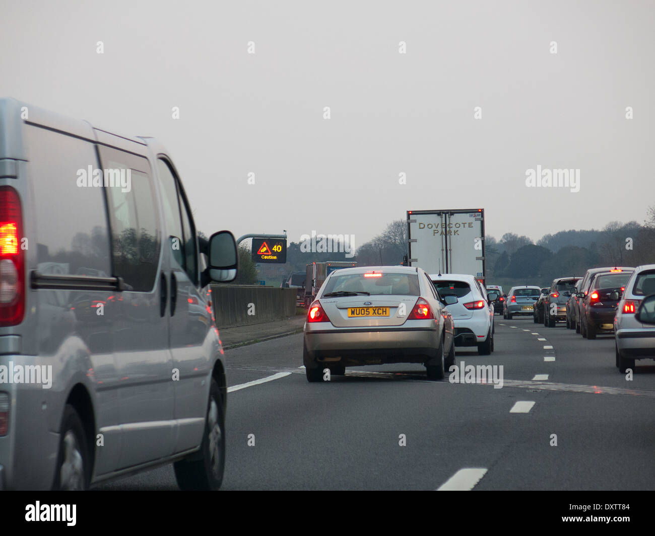 Freinage trafic autoroute M3 près de Southampton 2014 Banque D'Images