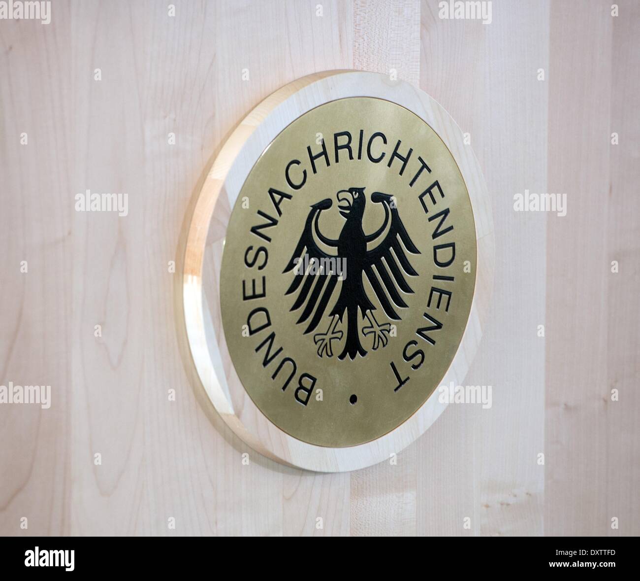 Berlin, Allemagne. Mar 31, 2014. Vue sur le logo du BND au cours de la cérémonie d'ouverture de la construction du nouveau siège de la Service de renseignement allemand BND à Berlin, Allemagne, 31 mars 2014. 170 employés se déplace dans les bâtiments au premier abord. Photo : SOEREN STACHE/DPA/Alamy Live News Banque D'Images