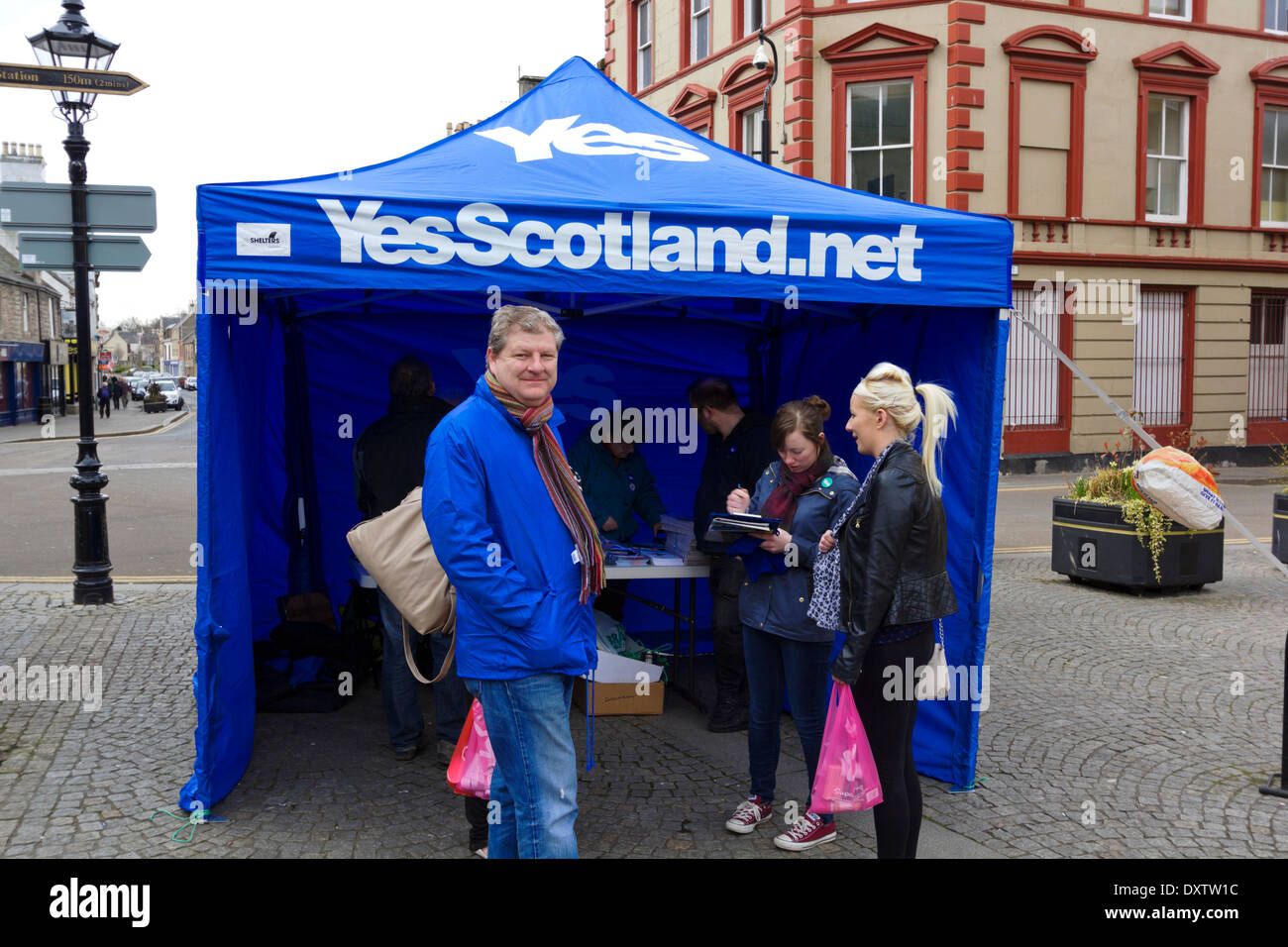 Angus Robertson, député de Moray, Scotland parle aux membres du public à Oui l'Ecosse tente dans Elgin, Ecosse Banque D'Images