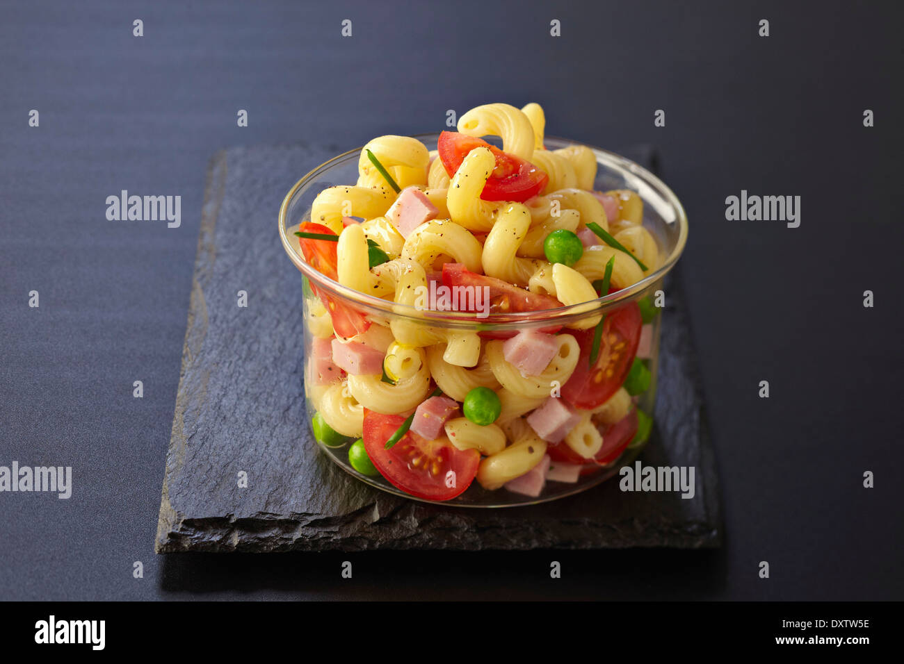 Pois,Pâtes,tomate et salade de dés de jambon Banque D'Images