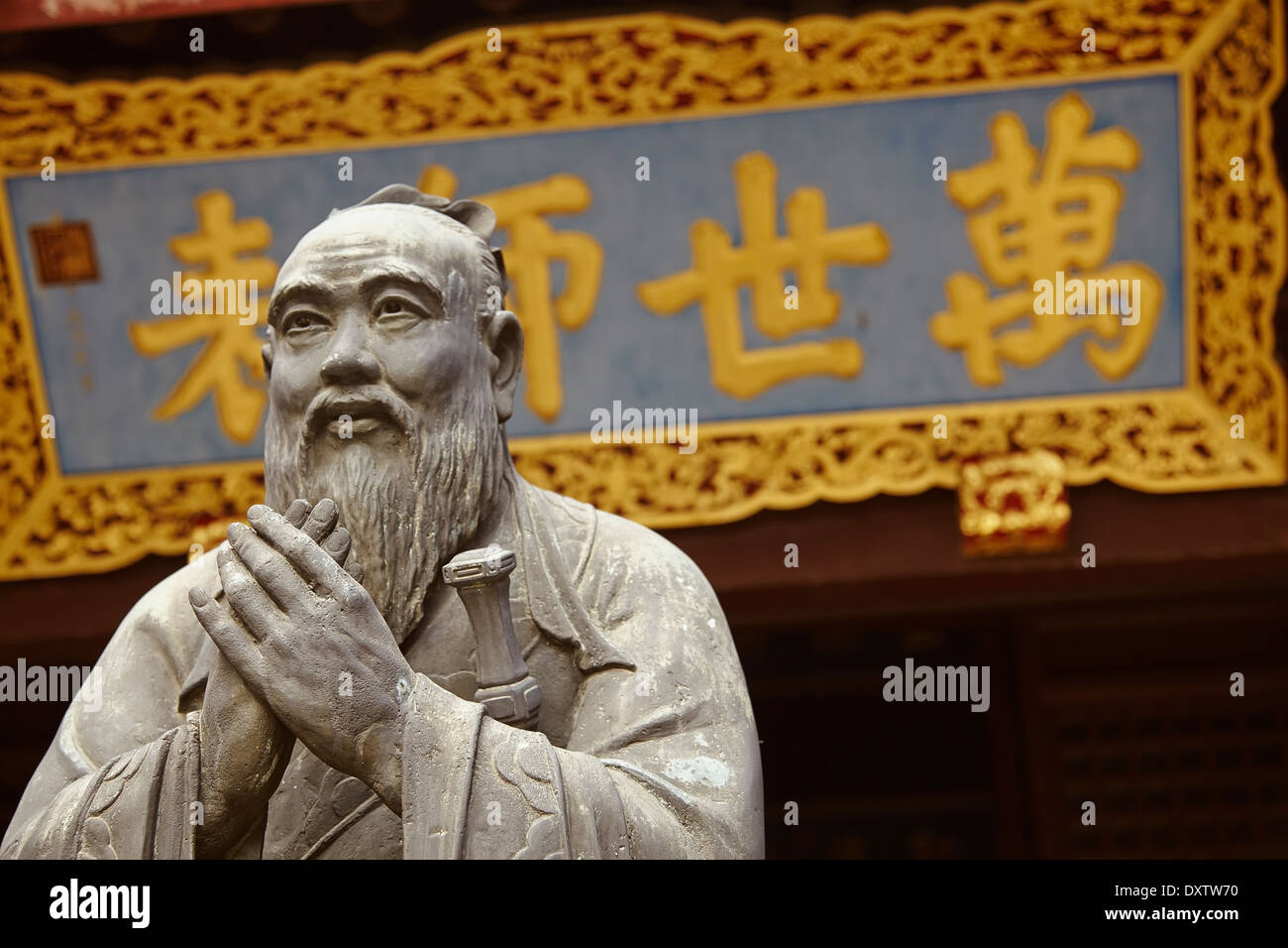 Une statue de Confucius dans le Temple confucianiste, à Shanghai, en Chine. Banque D'Images