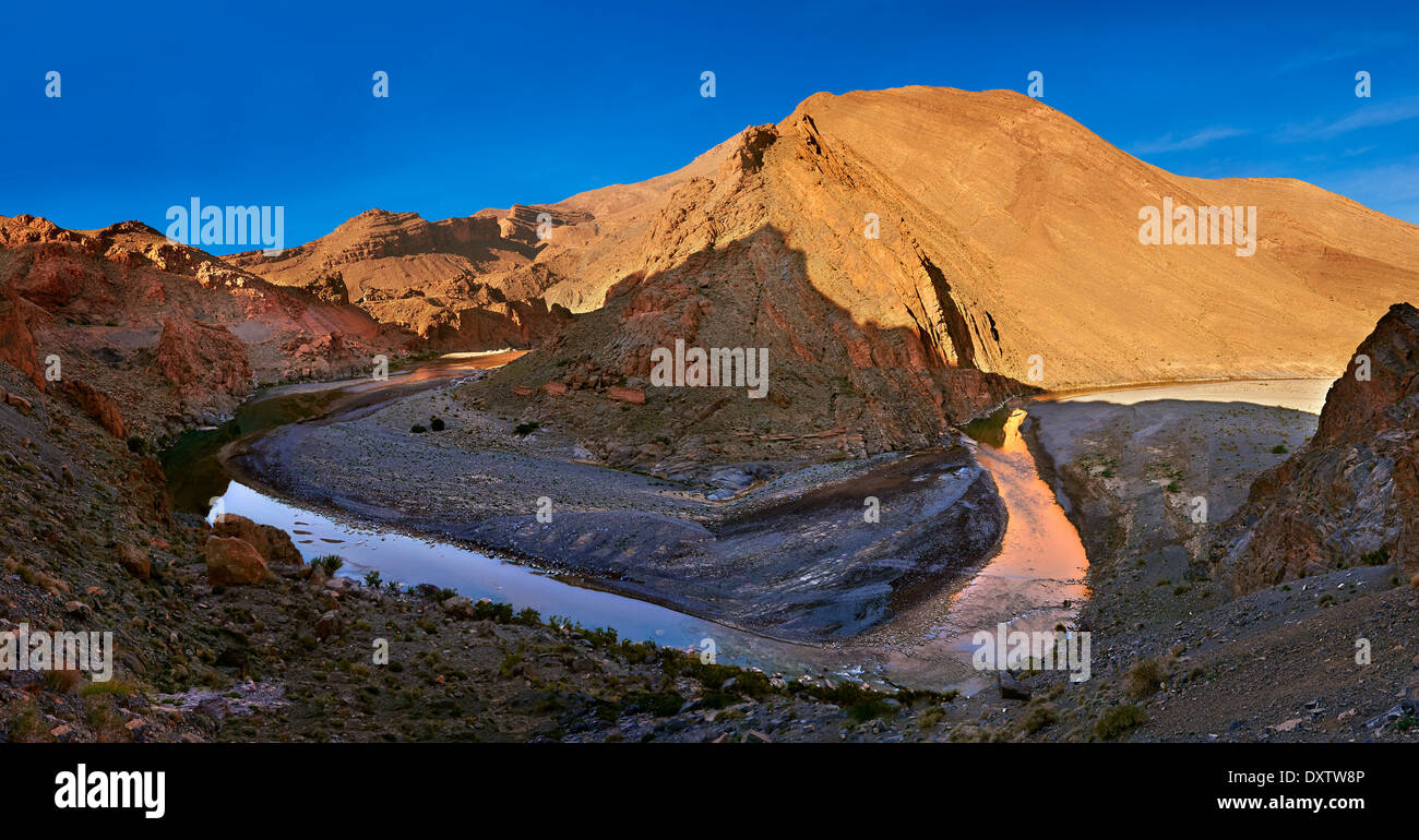 La rivière coupe Ziz son chemin à travers une gorge dans les montagnes de l'Atlas près du Tunnel Legionaires, Maroc Banque D'Images