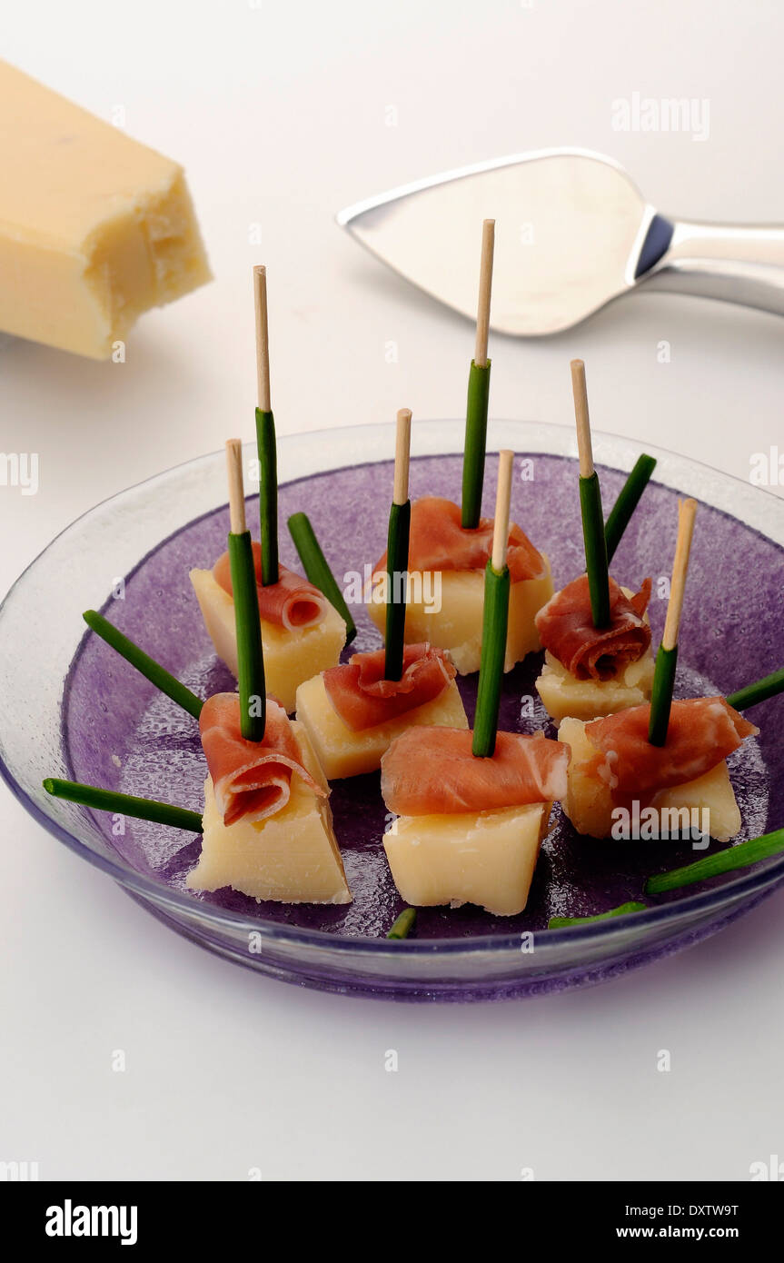 Jambon Serrano, parmesan et ciboulette bouchées apéritifs Banque D'Images