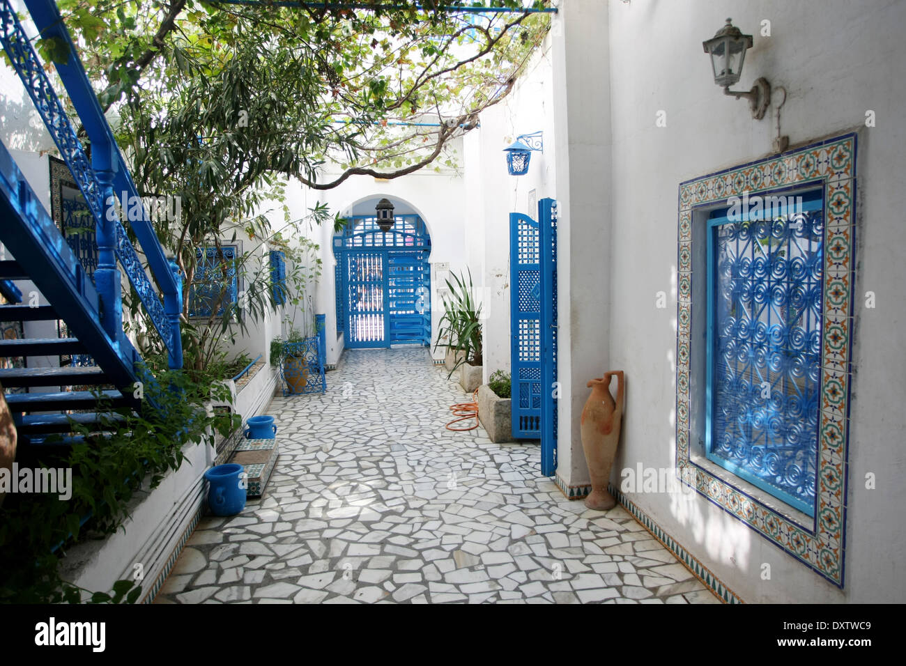 La cour d'une maison typique à Sidi Bou Said,Tunisie. Banque D'Images