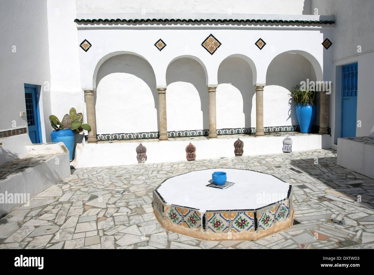 La cour d'une maison typique à Sidi Bou Said,Tunisie. Banque D'Images