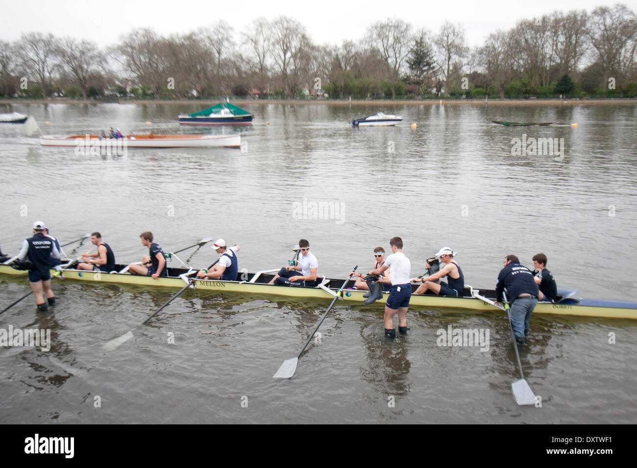 Putney Londres, Royaume-Uni. Le 31 mars 2014. La pratique de l'Université d'Oxford d'équipage de bateau sur la Tamise avant la 160e course de bateau entre Oxford et Cambridge Credit : amer ghazzal/Alamy Live News Banque D'Images