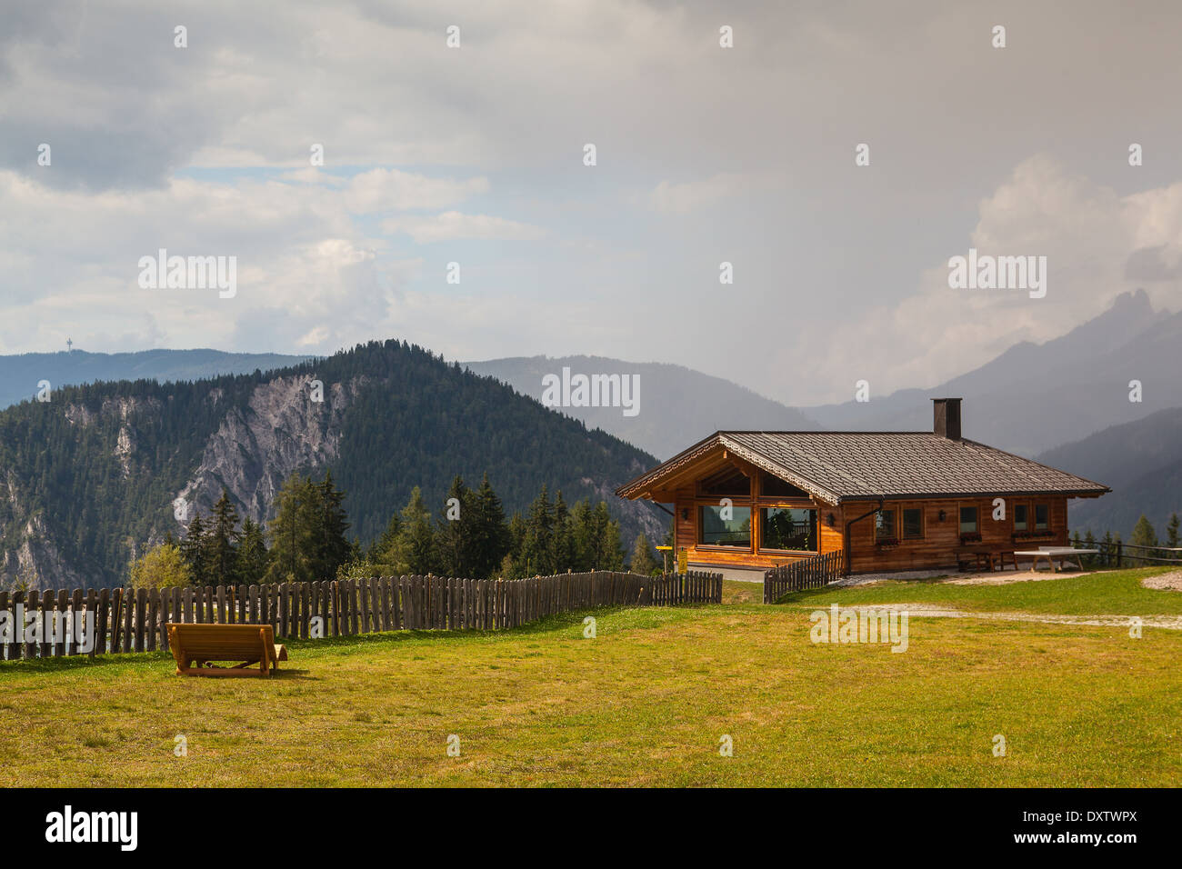 AMWELT-AOÛT 24:Rungstedgaard est situé sur les pentes de Pichl.sauna en bois est construit sur le sommet d'une montagne. Banque D'Images