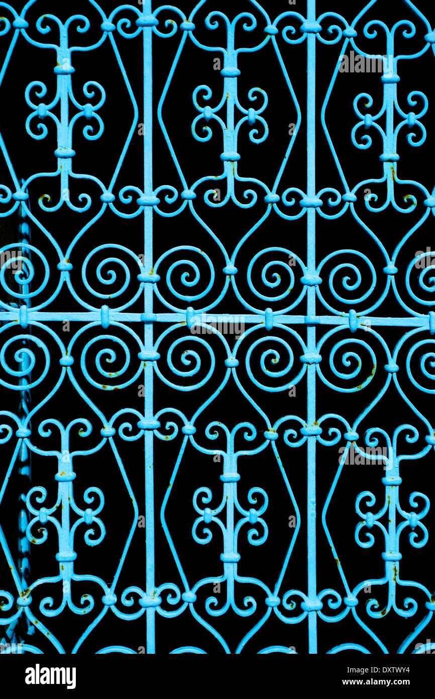 Un détail de portes de fer bleu dans une maison typique de Sidi Bou Said,Tunisie. Banque D'Images