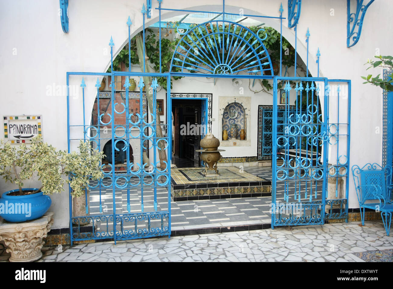 La cour d'une maison typique à Sidi Bou Said,Tunisie. Banque D'Images