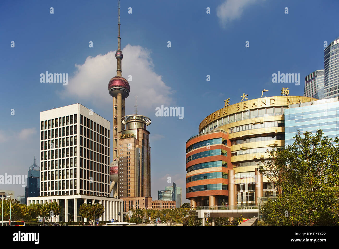 Bâtiments, dont la tour de télévision orientale Pearl, à Lujiazui, le centre d'affaires du quartier de Pudong à Shanghai, en Chine. Banque D'Images