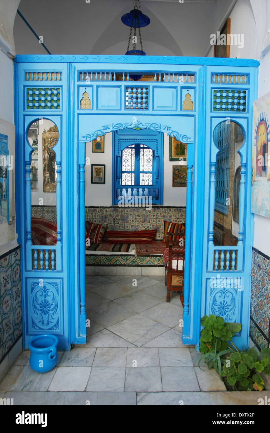 L'entrée d'une salle de repos dans une maison typique de Sidi Bou Said,Tunisie. Banque D'Images
