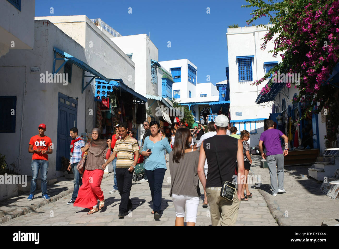 Balades et visites de touristes Sidi Bou Saïd, Tunisie. Banque D'Images