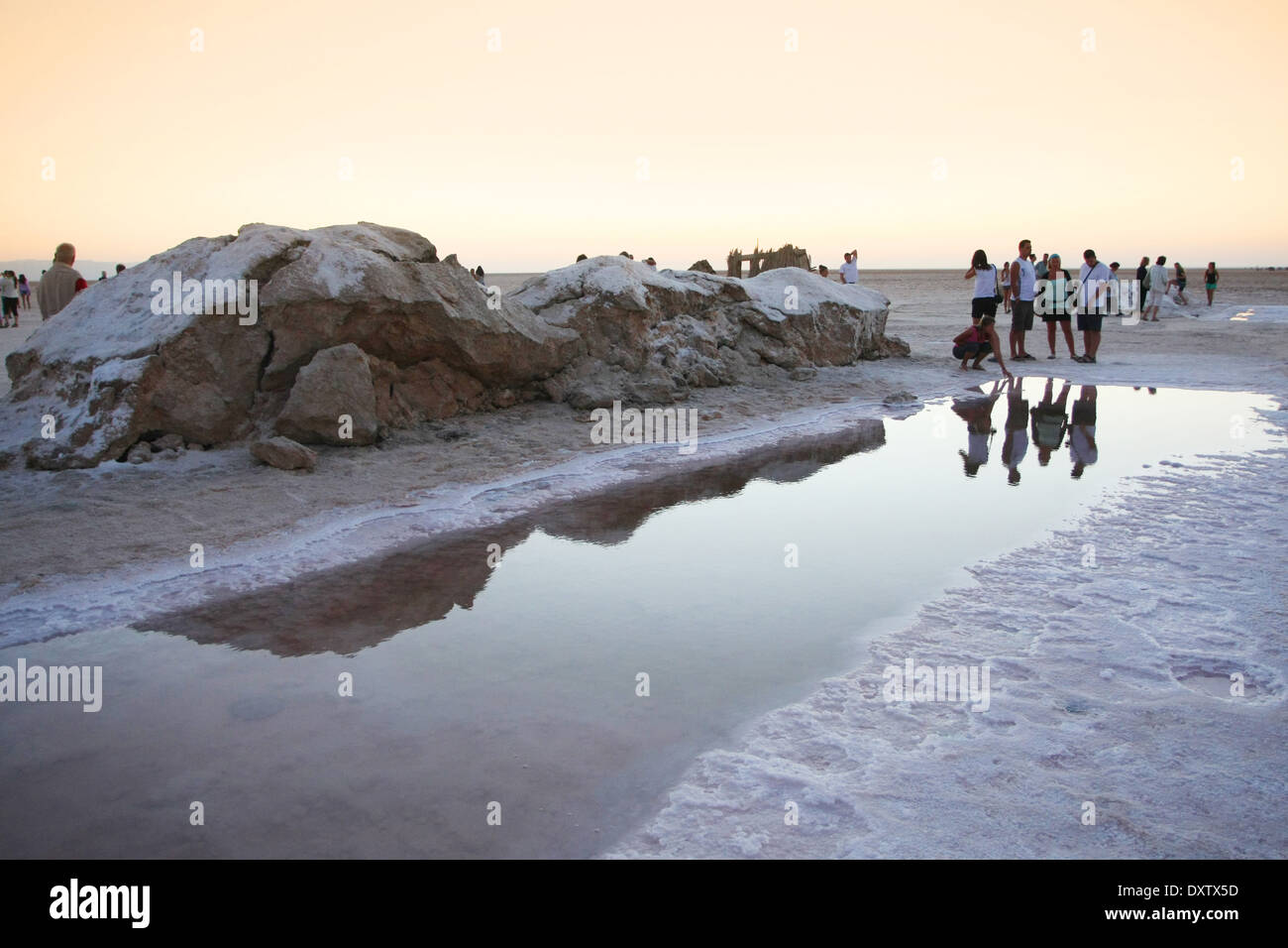 Les touristes à chott El Jerid, grand lac salé dans le sud de la Tunisie. Banque D'Images