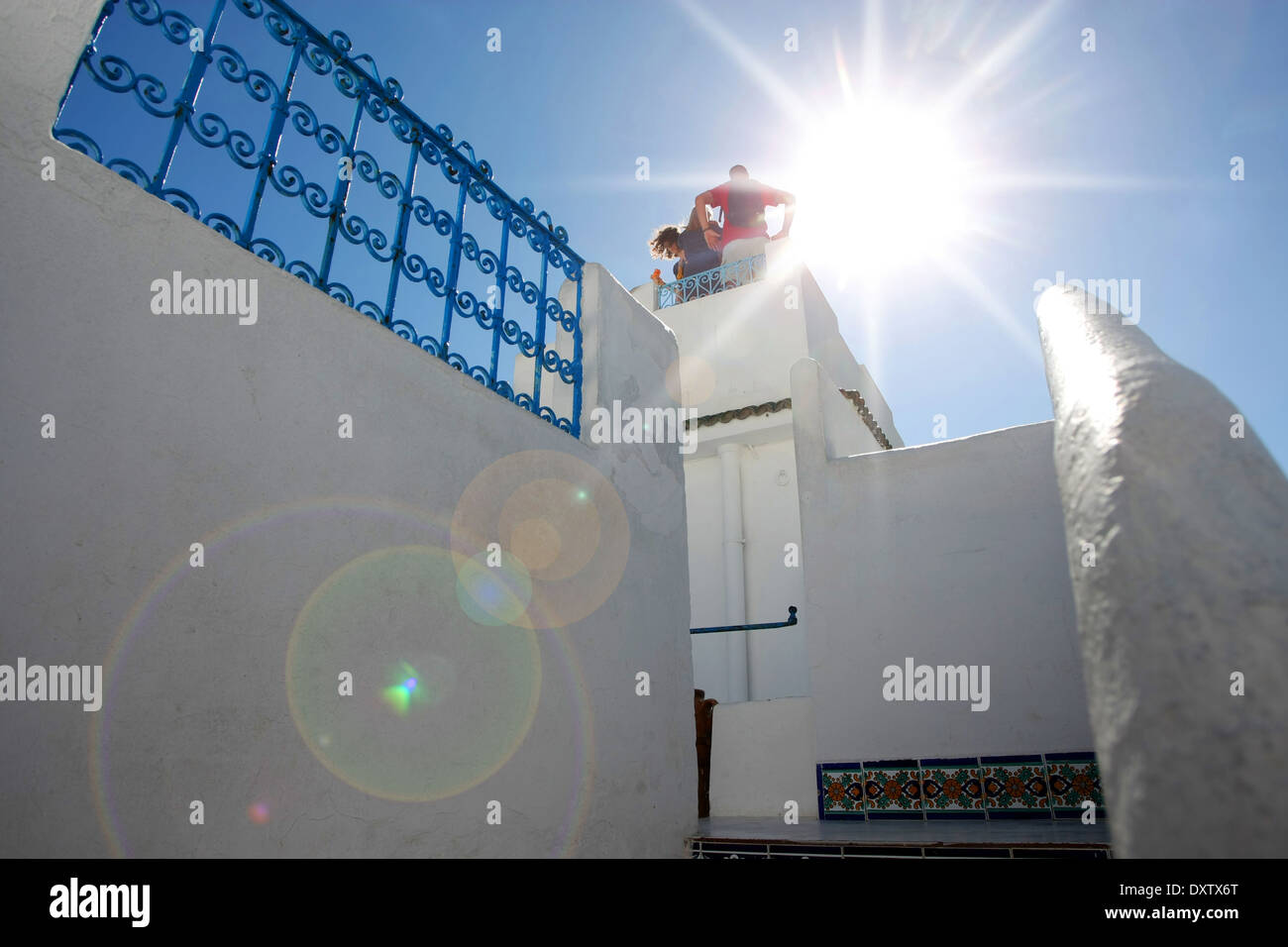Les touristes sur la plus haute terrasse de la El Annabi house, une résidence typique de Sidi Bou Saïd, Tunisie. Banque D'Images