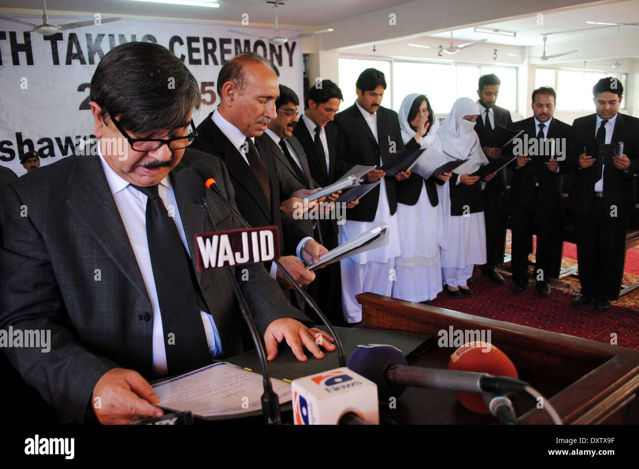 Le juge en chef de la Haute Cour de Peshawar (SSP), la justice Mian Fasih-ul-Mulk administre serment de membres de bureau de Peshawar Bar Association serment au cours de cérémonie à Peshawar le lundi, 31 mars 2014. Banque D'Images