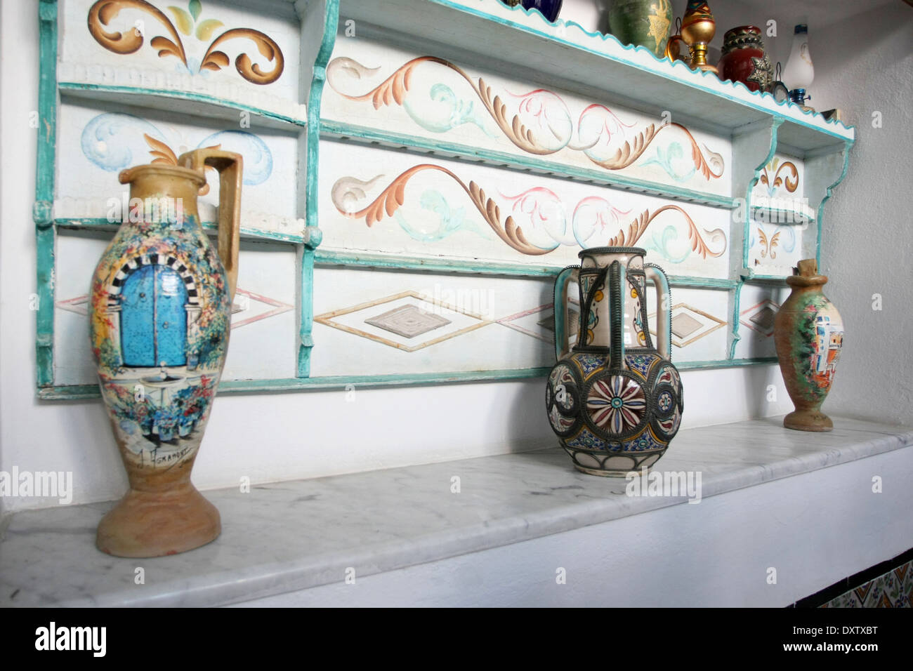 Un gros plan de l'intérieur de vases peints traditionnels tunisiens El Annabi house, une résidence typique de Sidi Bou Said,Tunisie. Banque D'Images