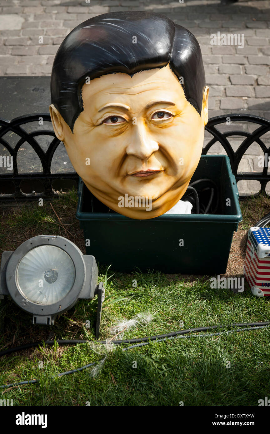 Bruxelles, Bxl, Belgique. Mar 31, 2014. Le masque du président chinois vu au cours d'une manifestation exigeant pour les droits de l'homme dans la République populaire de Chine (RPC) à Bruxelles, Belgique Le 31.03.2014 le président chinois Xi Jinping et son épouse sont sur une visite de trois jours en Belgique. Les citoyens européens, militants des droits de l'homme, membres de la communauté ouïghoure tibétain et chinois, des militants, et Falun Gong manifesteront dans les rues de Bruxelles pour exprimer leurs préoccupations au sujet de la situation des droits de l'homme en Chine, le Xinjiang et le Tibet. Par Wiktor Dabkowski (crédit Image : © Wiktor Dabkow Banque D'Images