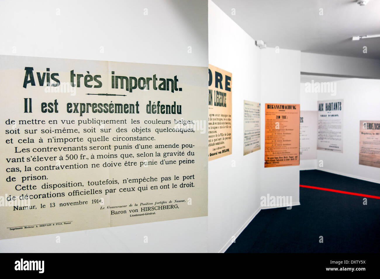WW1 placard avec avertissement annonce en français interdisant de montrer le drapeau tricolore belge en public pendant la Première Guerre mondiale Banque D'Images