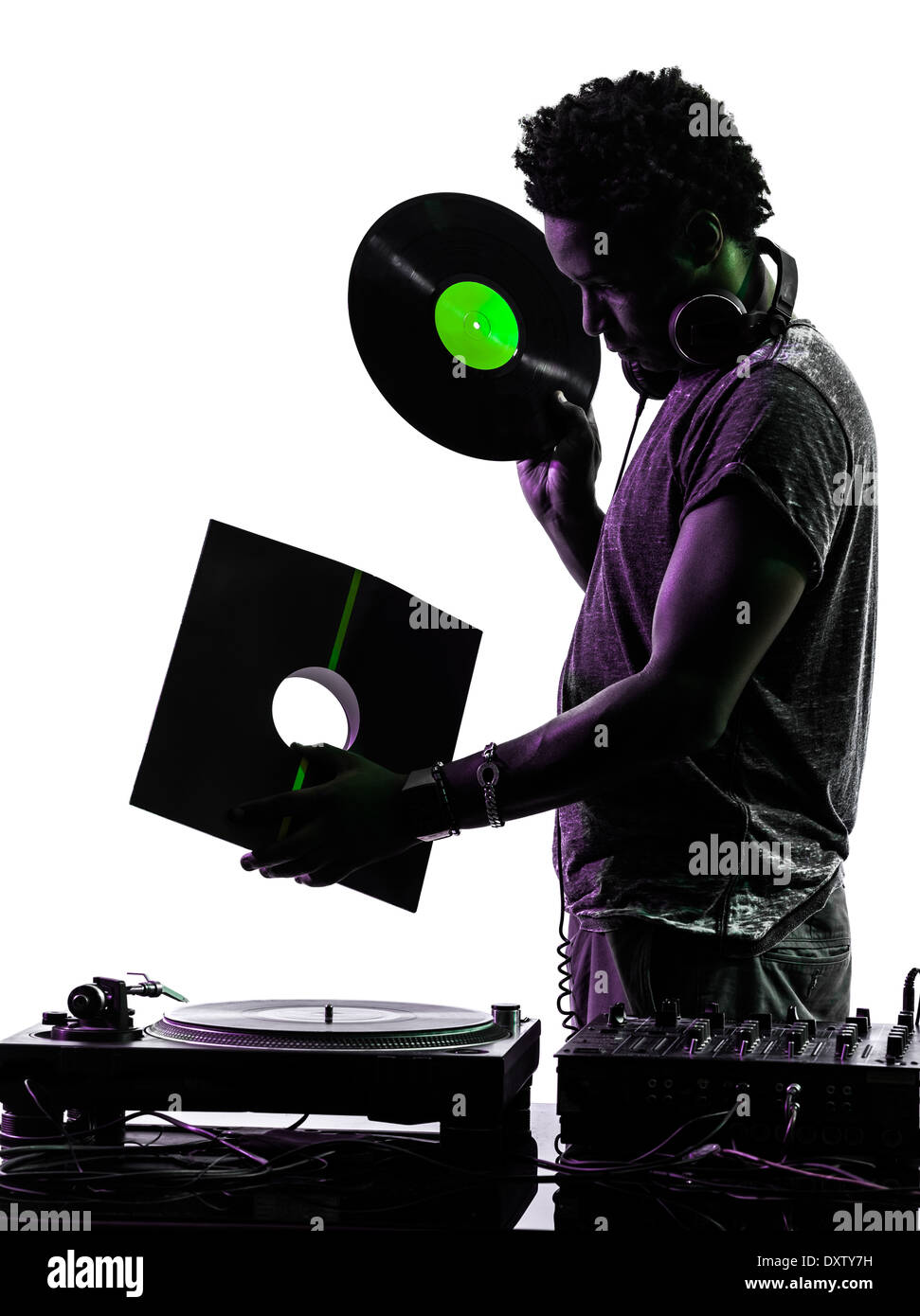 Un disc jockey man holding disque vinyle en silhouette sur fond blanc Banque D'Images