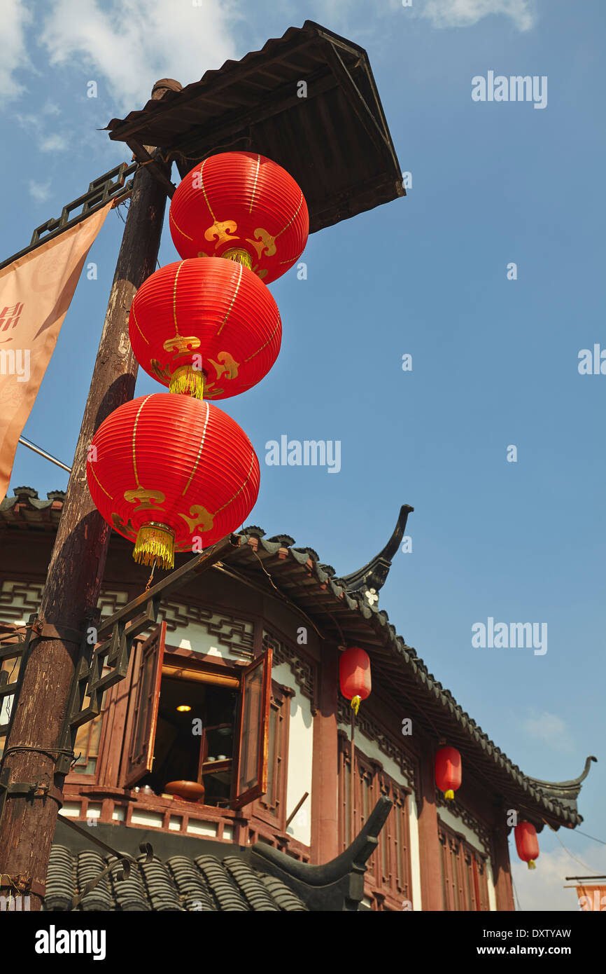 Lanternes en papier suspendues à l'extérieur d'un bâtiment traditionnel à Nanshi, et dans le vieux quartier de Shanghai, en Chine. Banque D'Images