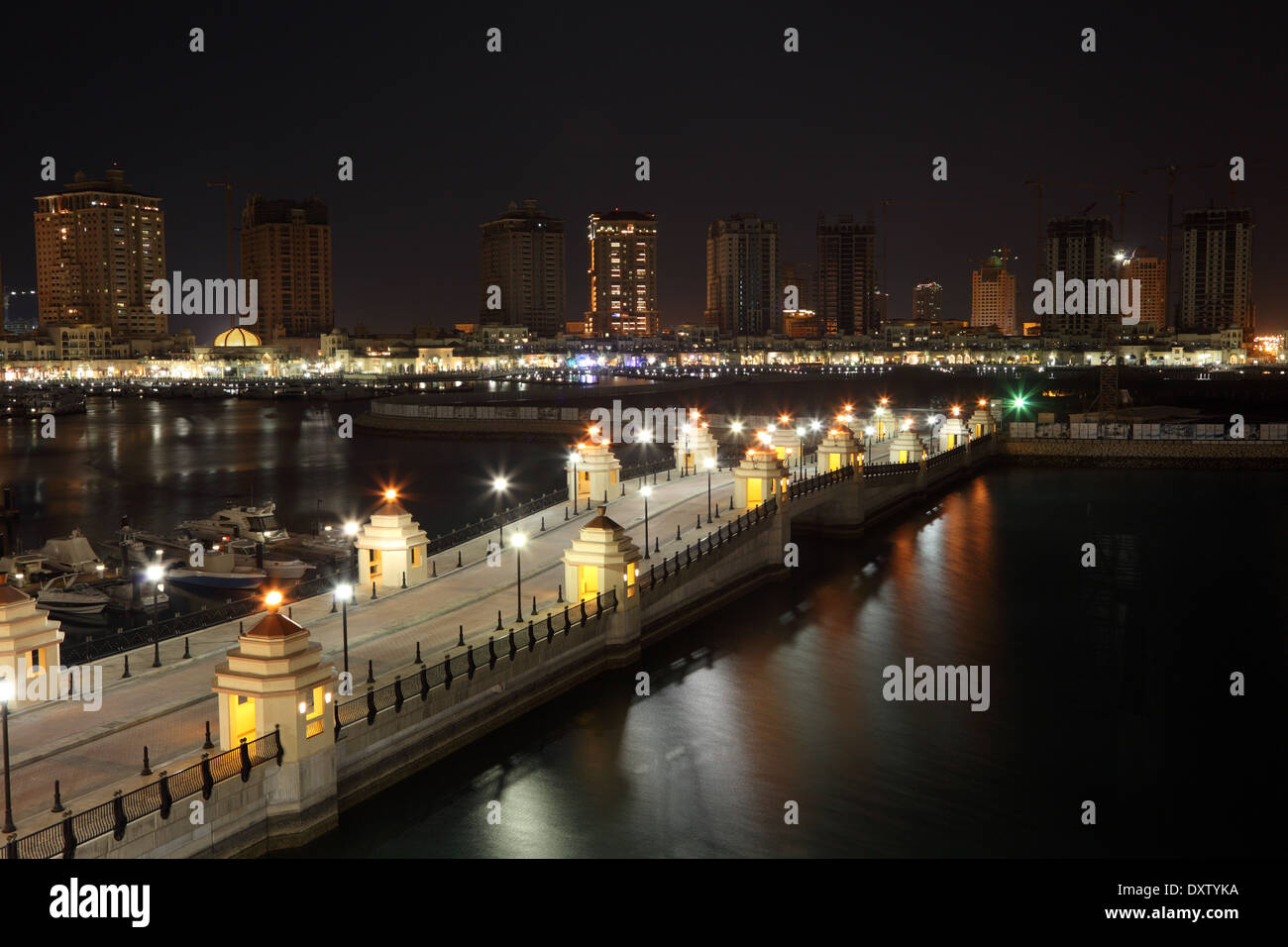 Port de plaisance de Porto Saoudite la nuit. Doha, au Qatar, au Moyen-Orient Banque D'Images