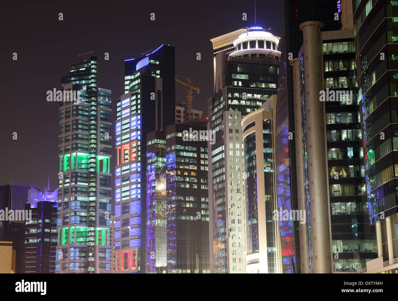 Le centre-ville de bâtiments à Doha dans la nuit. Le Qatar, au Moyen-Orient Banque D'Images