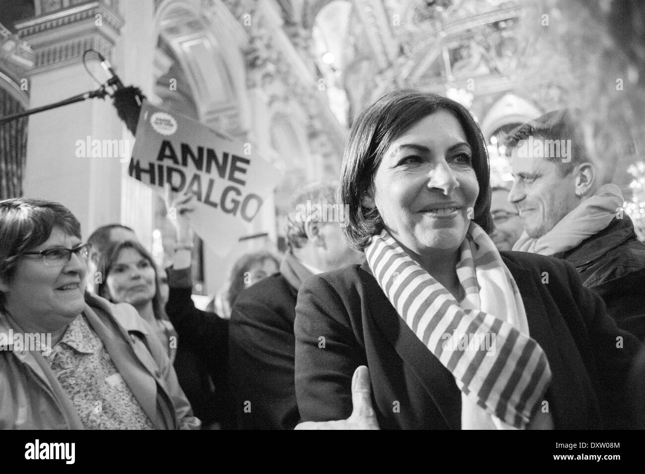 30 mars 2014 - nouveau maire de Paris, le parti socialiste français (PS) Anne Hidalgo célèbre la victoire après avoir appris les résultats du second tour des élections municipales, lors d'un événement à l'extérieur de l'hôtel de ville à Paris, le 30 mars 2014. Anne Hidalgo, le candidat du parti socialiste de France, sera la première femme maire de Paris après avoir remporté les élections municipales dans la capitale française aujourd'hui, les sondages de sortie indiqué. (Photo de Michael Bunel/NurPhoto) (Crédit Image : © Michael Bunel/NurPhoto/ZUMAPRESS.com) Banque D'Images