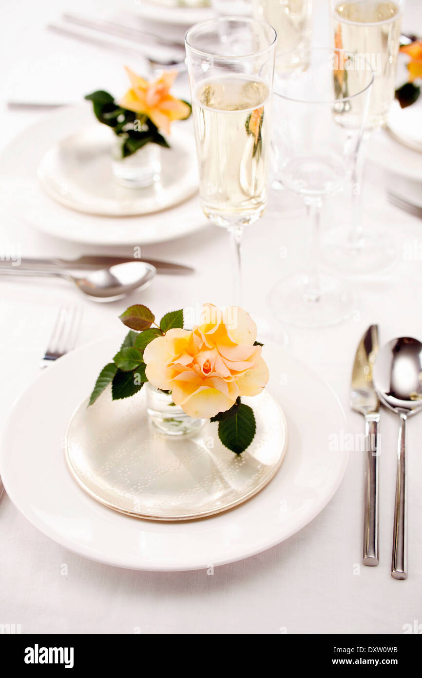 Présentation de table avec des verres de Crémant et de roses Photo Stock -  Alamy