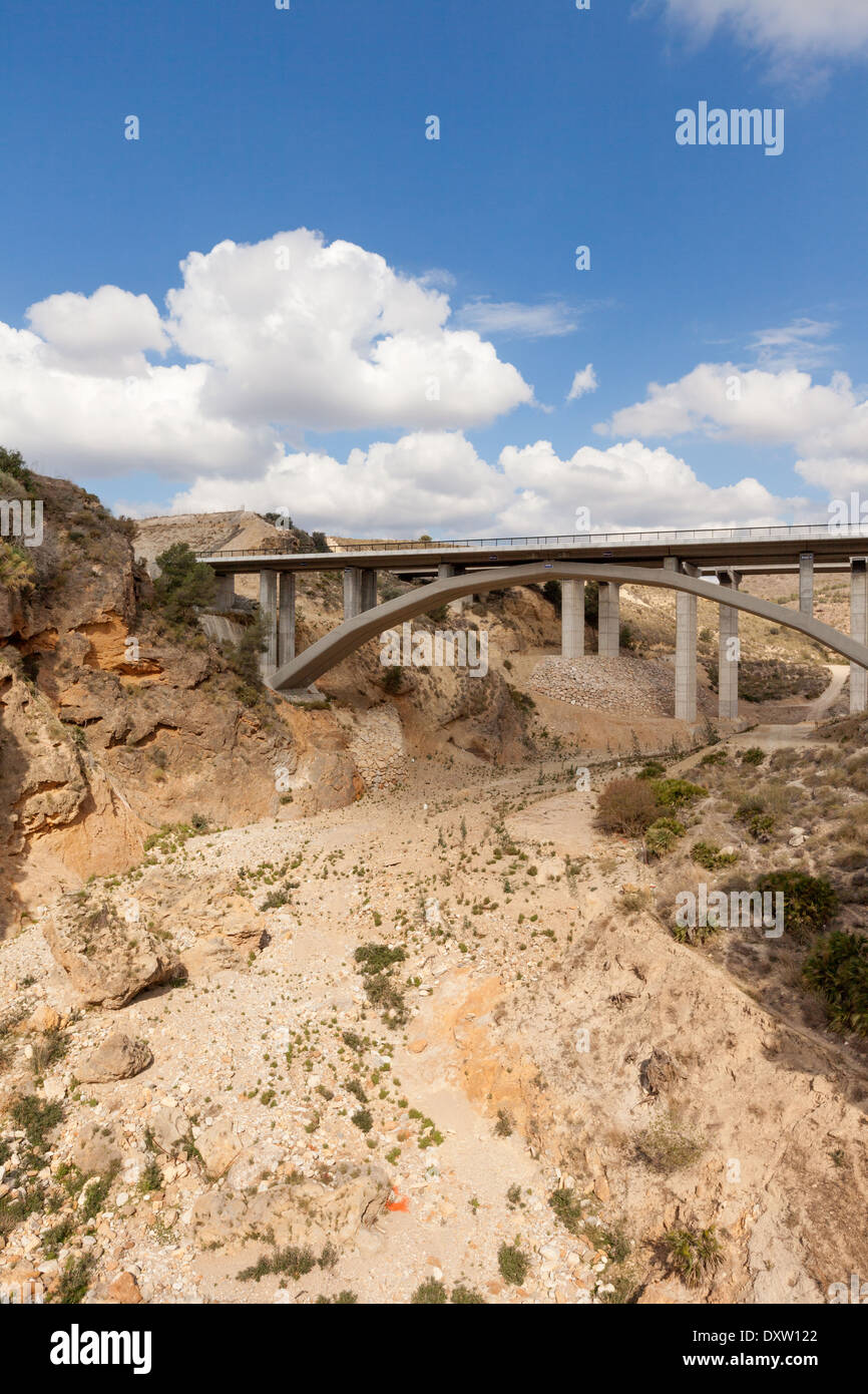Lit d'une rivière asséchée à Almeria, Andalousie, Espagne, Europe du Sud Banque D'Images
