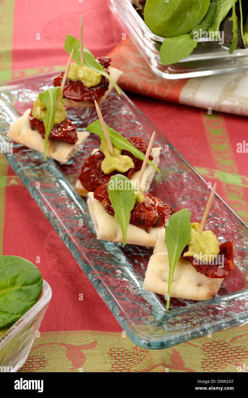 Pain suédois,pesto de tomates et guacamole canapés Banque D'Images